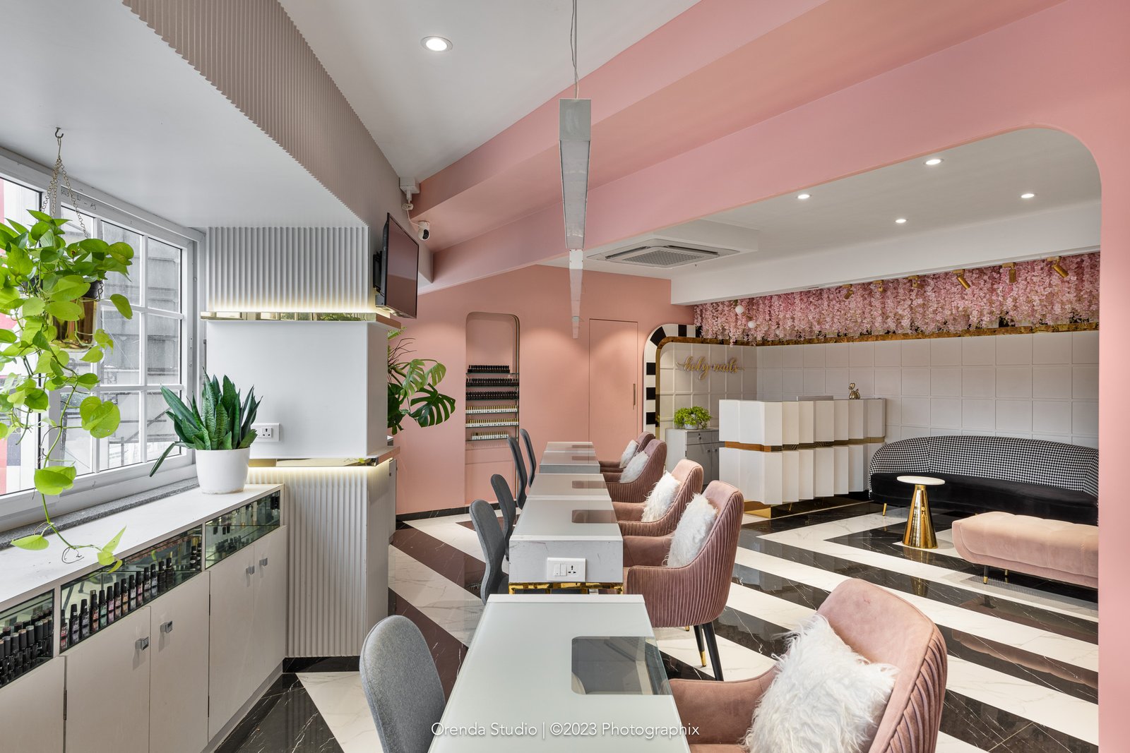 Holynails, Pune